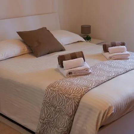 - Vicino Al Centro - Free Parking & Wi-fi Apartment