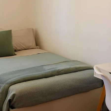 - Vicino Al Centro - Free Parking & Wi-fi Apartment *
