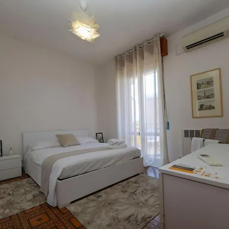 - Vicino Al Centro - Free Parking & Wi-fi Apartment